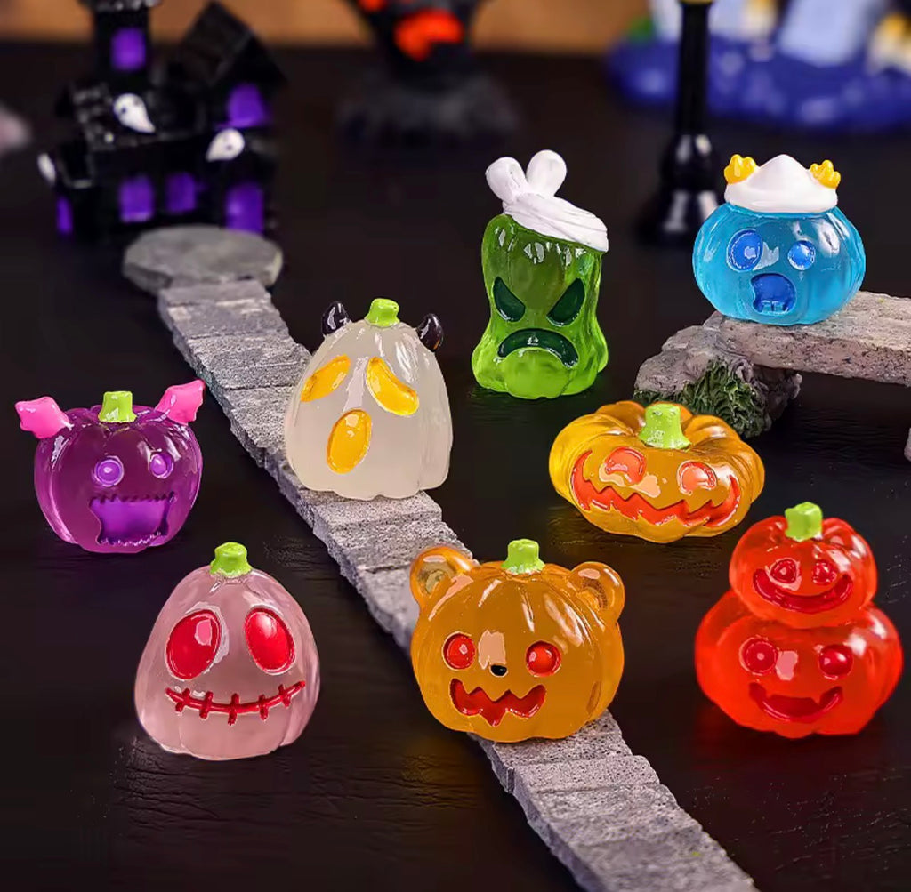 Spooky Halloween Mystery Scoop – Glow-in-the-Dark Mini Resin Charms (5-8 Pieces)